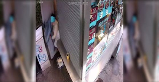 Die Frau verjagte den Gewehr-Mann mit einem Besen.