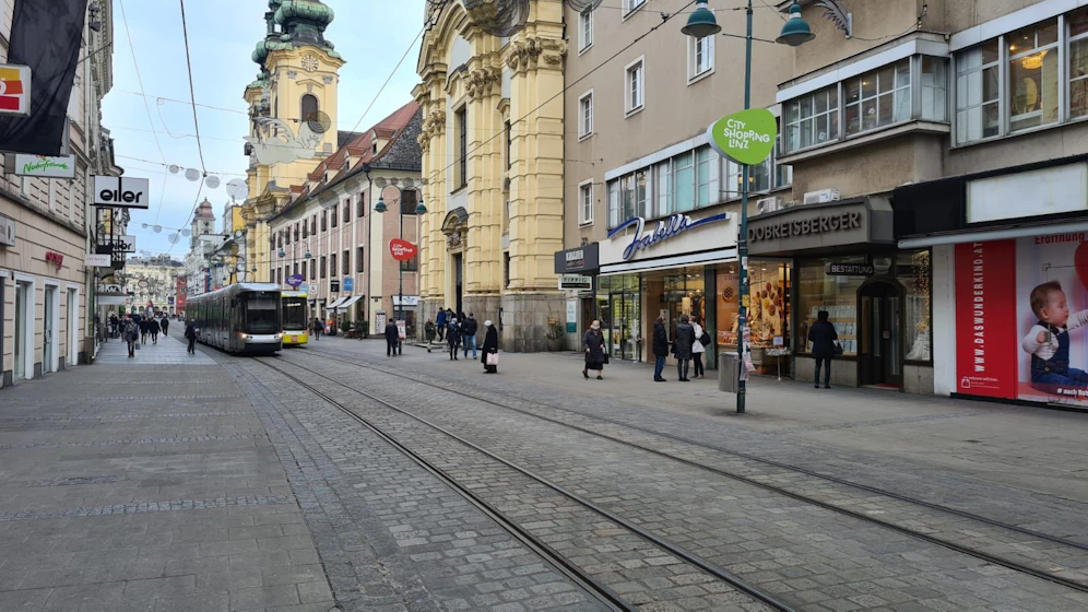Die spärlich frequentierte Linzer Landstraße am Vormittag des 8. Dezember.&nbsp;
