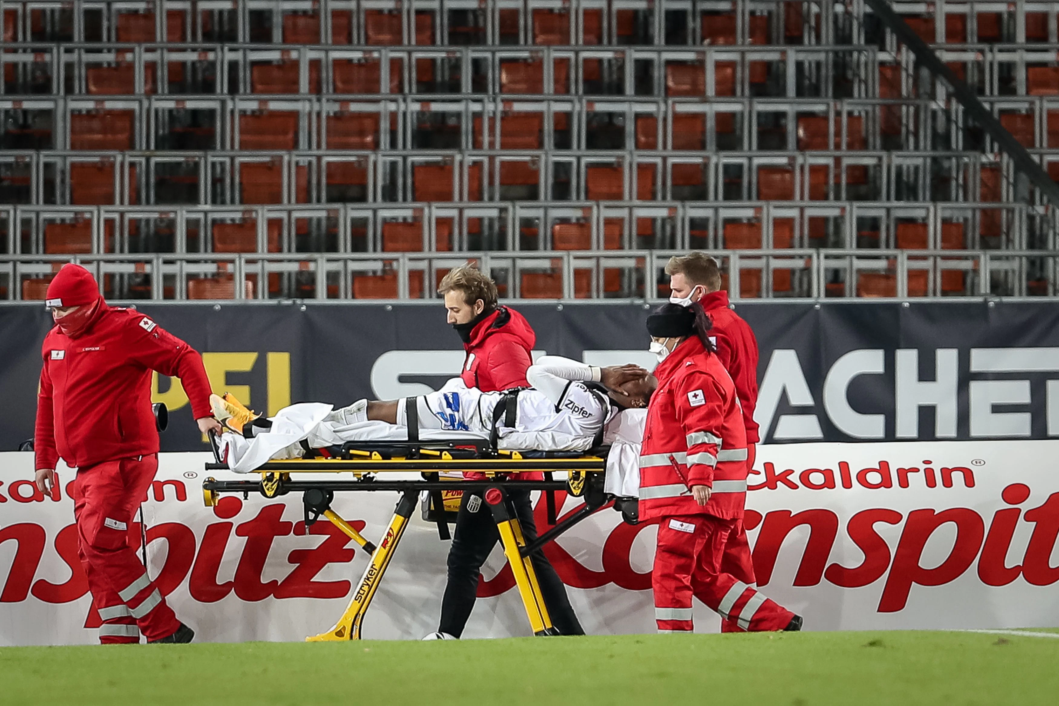 Mamoudou Karamoko wird nach seiner Verletzung vom Feld gebracht.
