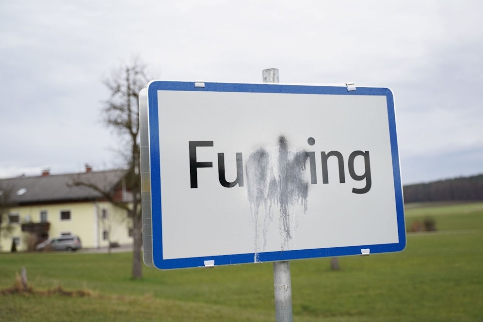 Die neuen Fugging-Ortsschilder wurden bereits beschmiert.