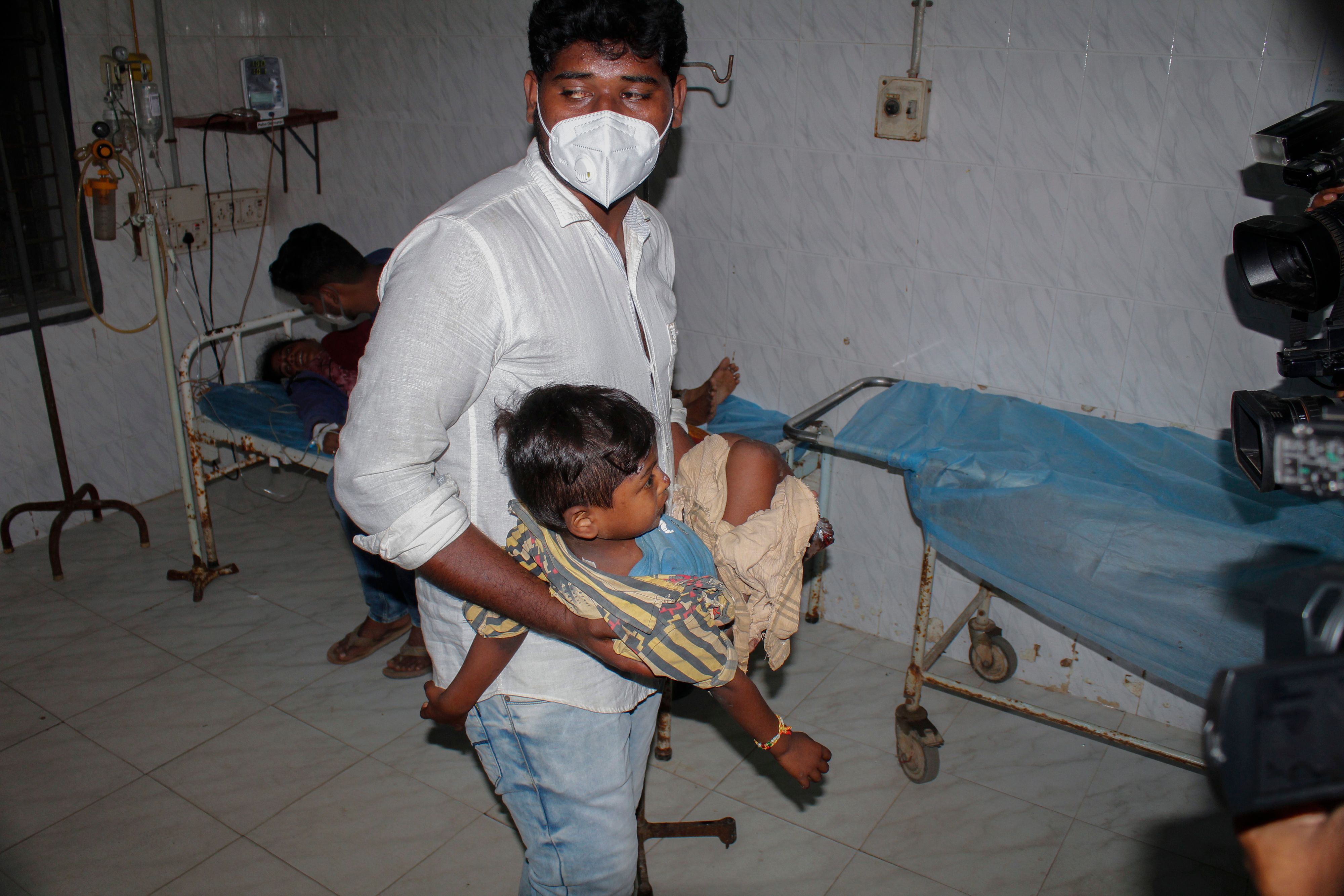 Download von www.picturedesk.com am 08.12.2020 (22:23).  A young patient is carried by a man at the district government hospital in Eluru, Andhra Pradesh state, India, Monday, Dec.7, 2020. Health officials and experts are still baffled by a mysterious illness that has left over 500 people hospitalized and one person dead in this southern Indian state. (AP Photo) - 20201207_PD8553 - Rechteinfo: Rights Managed (RM)