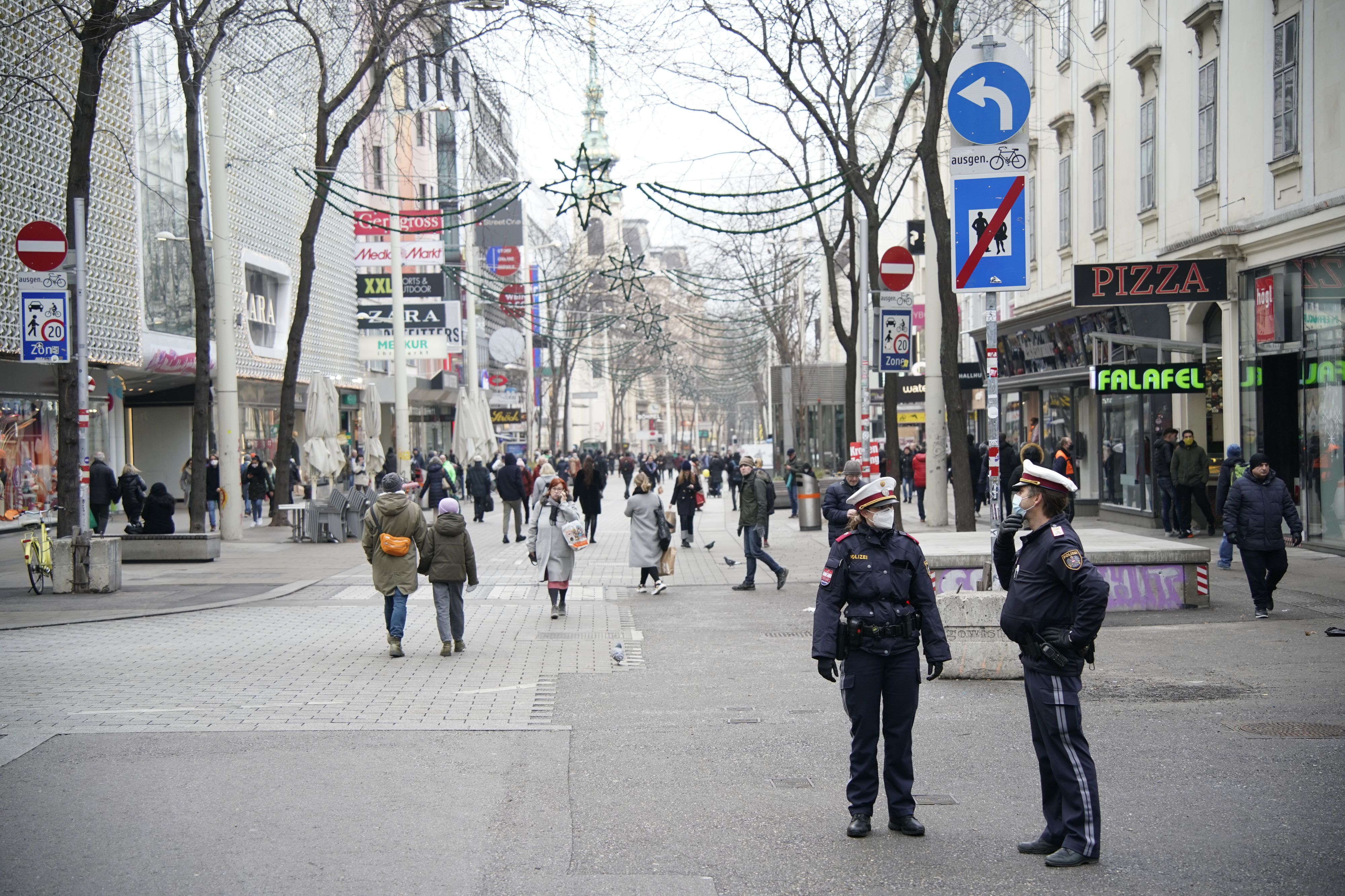 Auf der Mariahilfer Straße (Wien-Mariahilf) sind unzählige Wiener auf Shopping-Tour. 