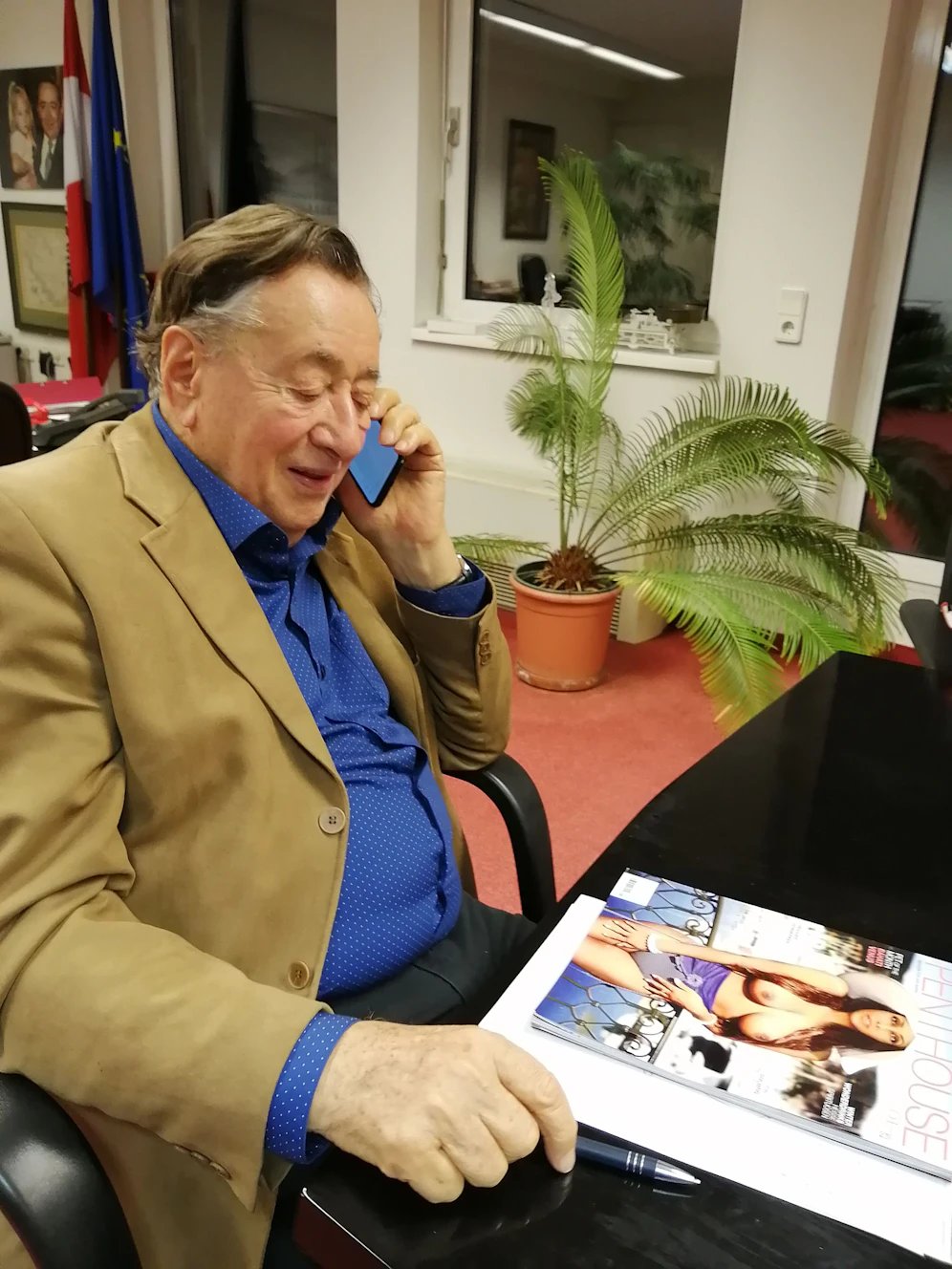Richard Lugner hat seine Lieblingslektüre gefunden.