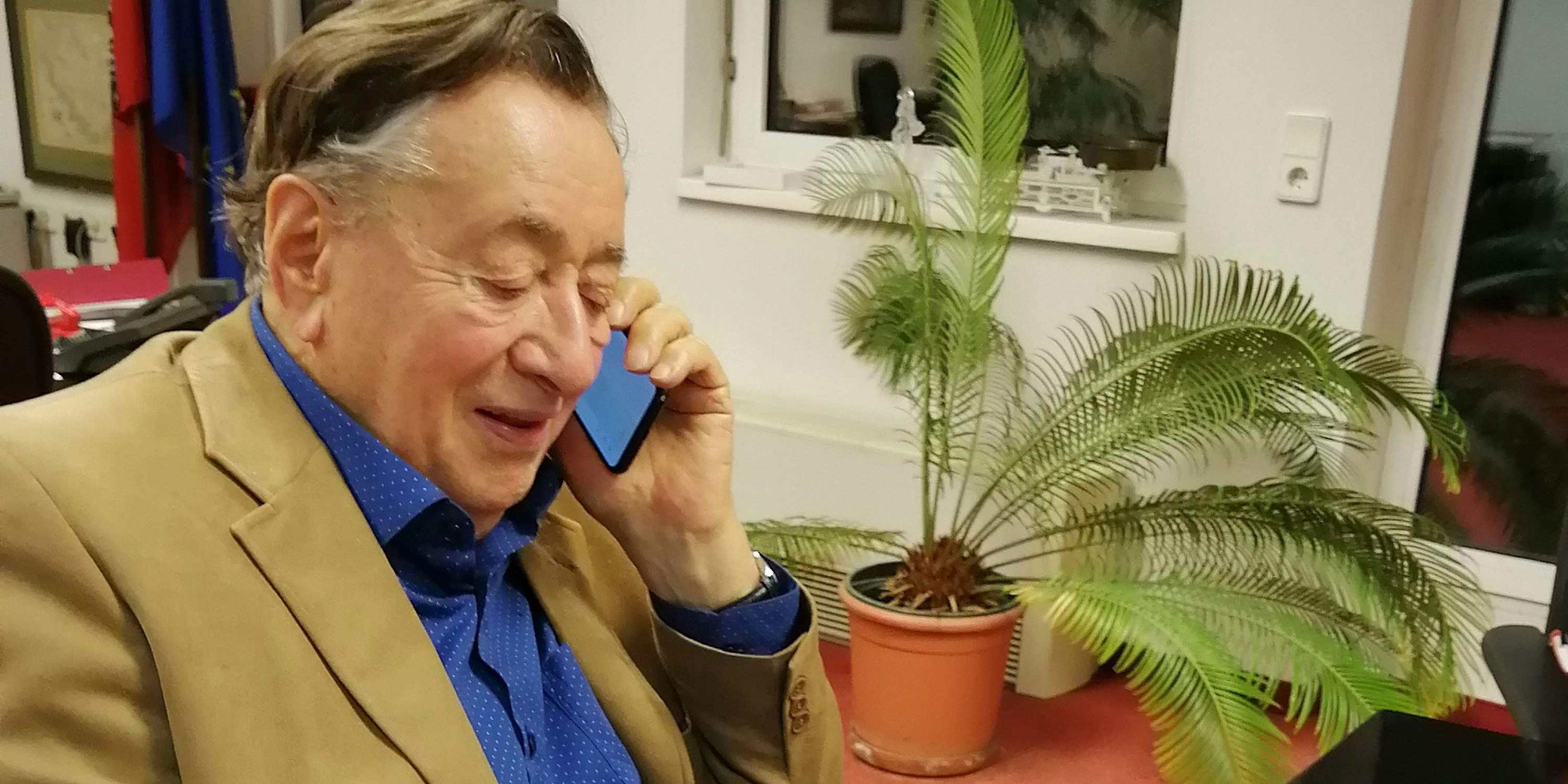 Richard Lugner hat seine Lieblingslektüre gefunden.