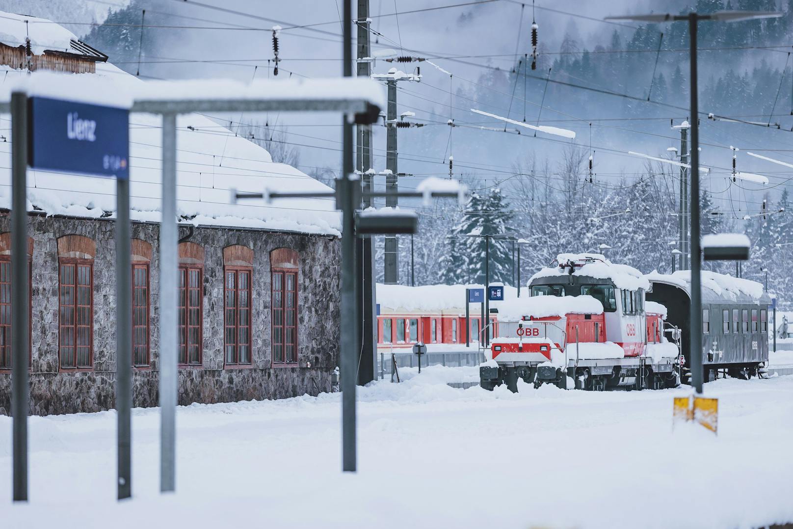Starker Schneefall in weiten Teilen des Landes haben für mehrere Sperren und Unfälle gesorgt. Auch im Zug-Verkehr kommt es zu Verspätungen.