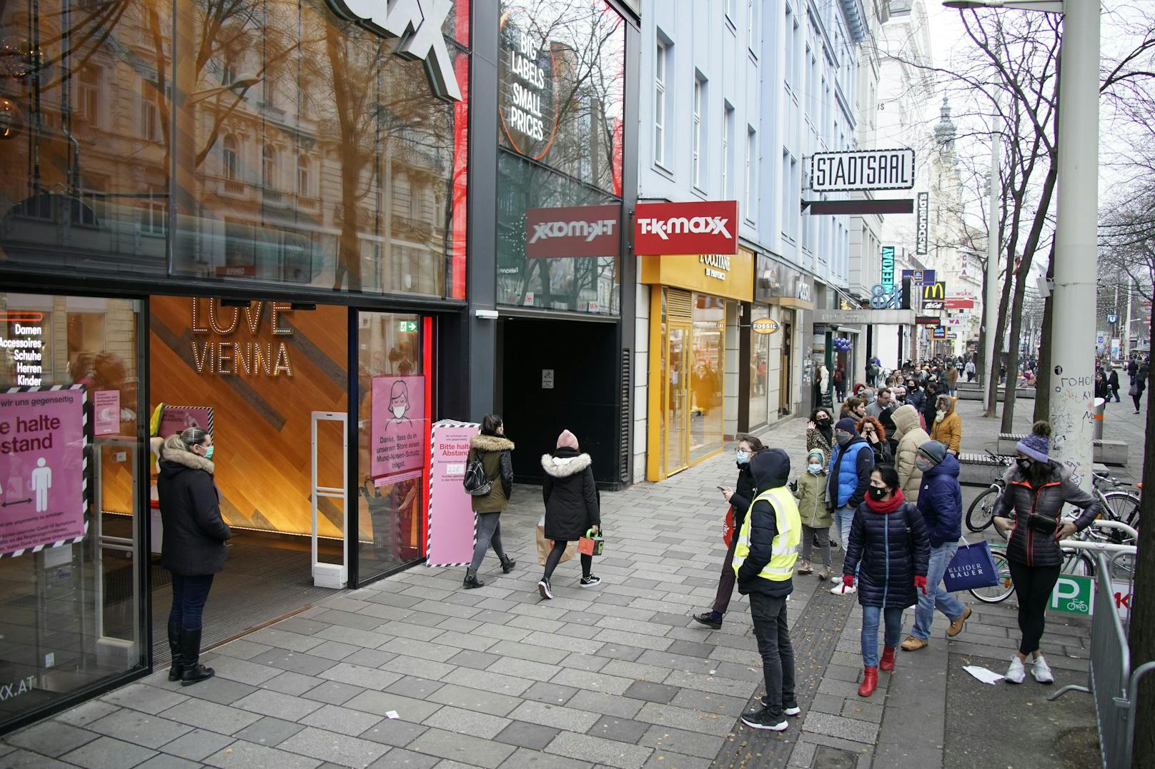 Auf der Mariahilfer Straße (Wien-Mariahilf) sind unzählige Wiener auf Shopping-Tour. 