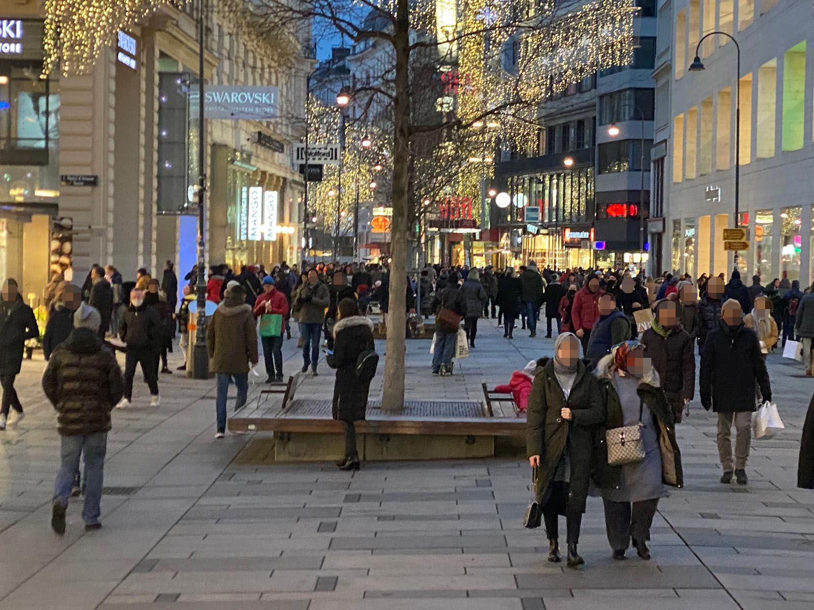 In Wien wird trotz Corona-Lage fleißig eingekauft.