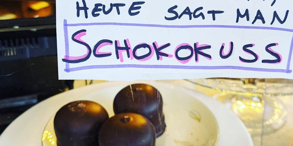 Die Berliner Konditorei hat sogar ein Schild aufgehängt.