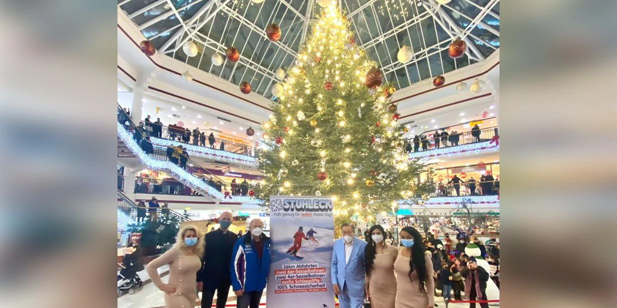 Der Christbaum – Lugners ganzer Stolz.
