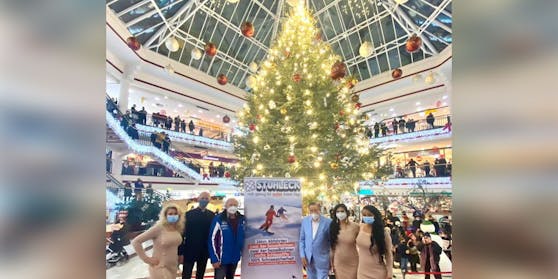 Der Christbaum – Lugners ganzer Stolz.