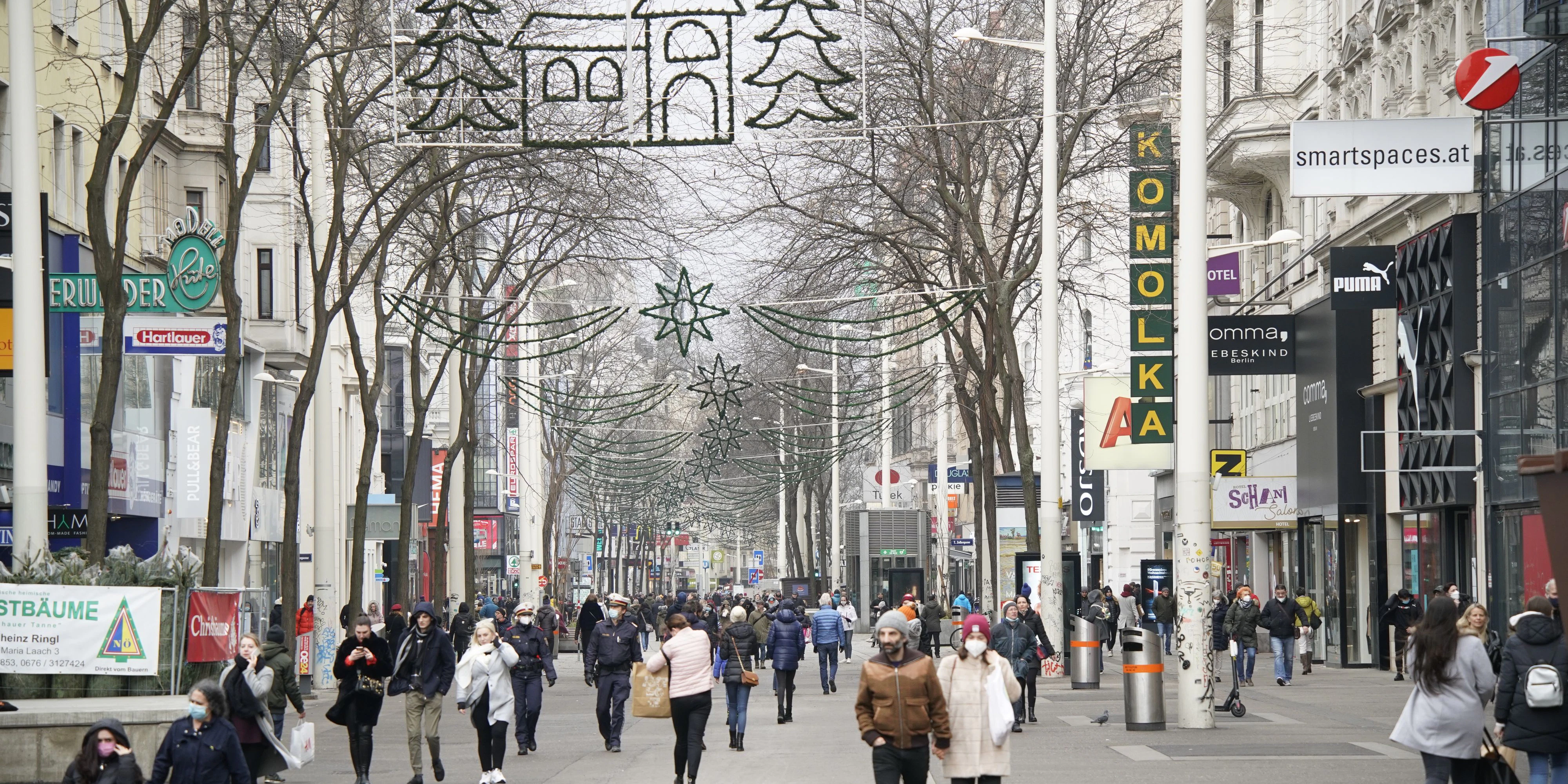 Auf der Mariahilfer Straße (Wien-Mariahilf) sind unzählige Wiener auf Shopping-Tour. 