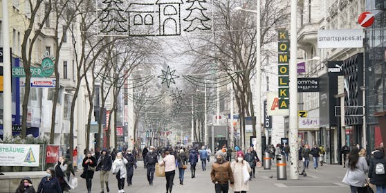 Auf der Mariahilfer Straße (Wien-Mariahilf) sind unzählige Wiener auf Shopping-Tour.