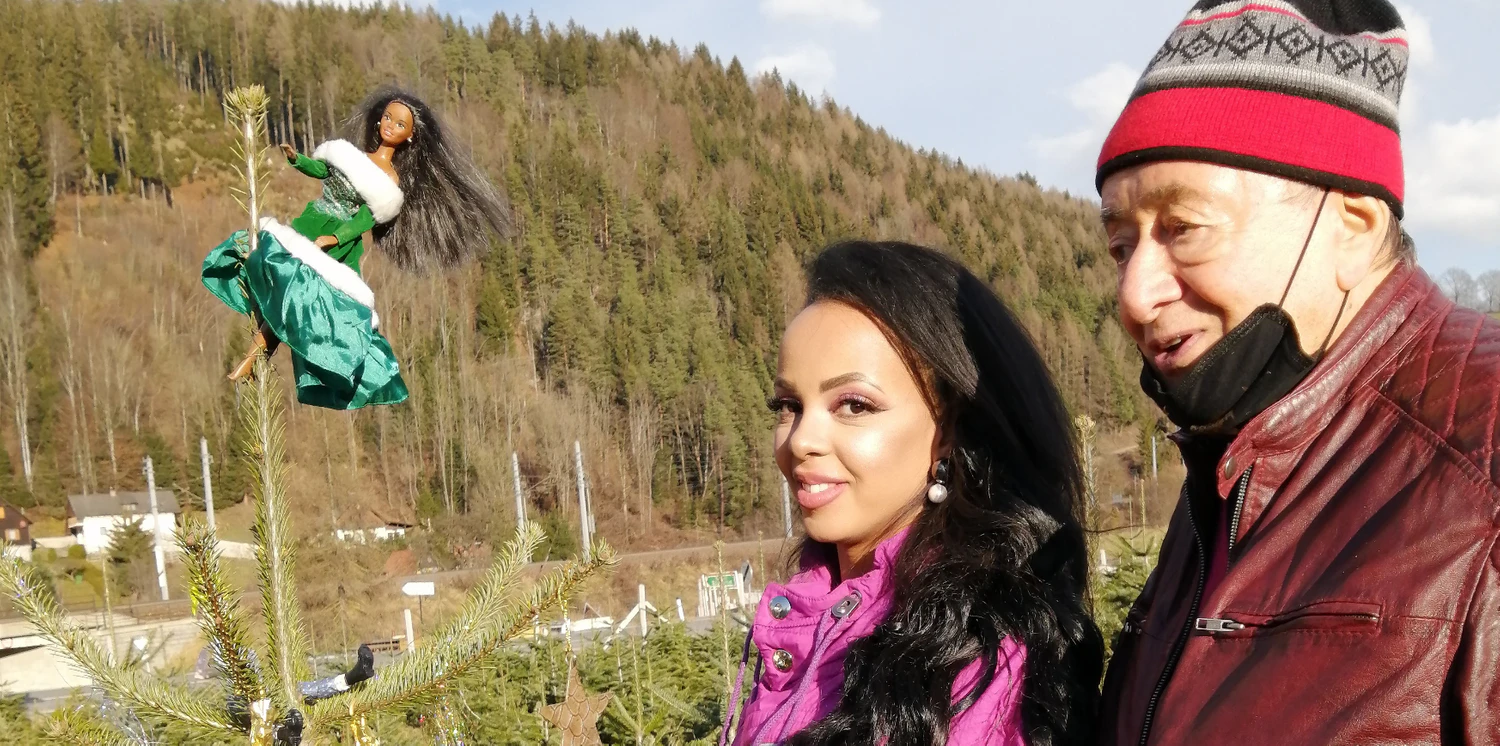 Bahati Venus hängt sich für Richard selbst an den Baum.