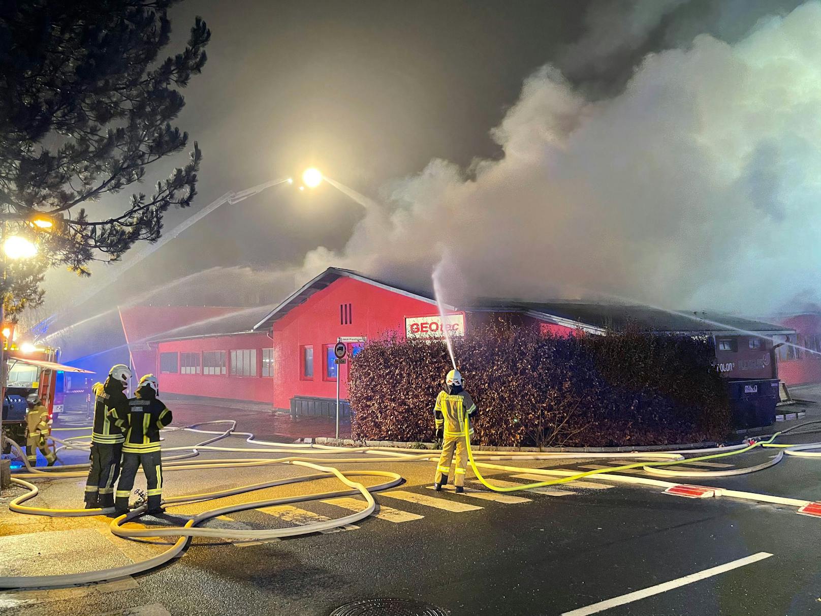 In der Nacht auf Dienstag ist einer Firma in Wörgl ein Feuer ausgebrochen. Die Feuerwehr steht im Großeinsatz, die Brandursache ist noch unklar. 