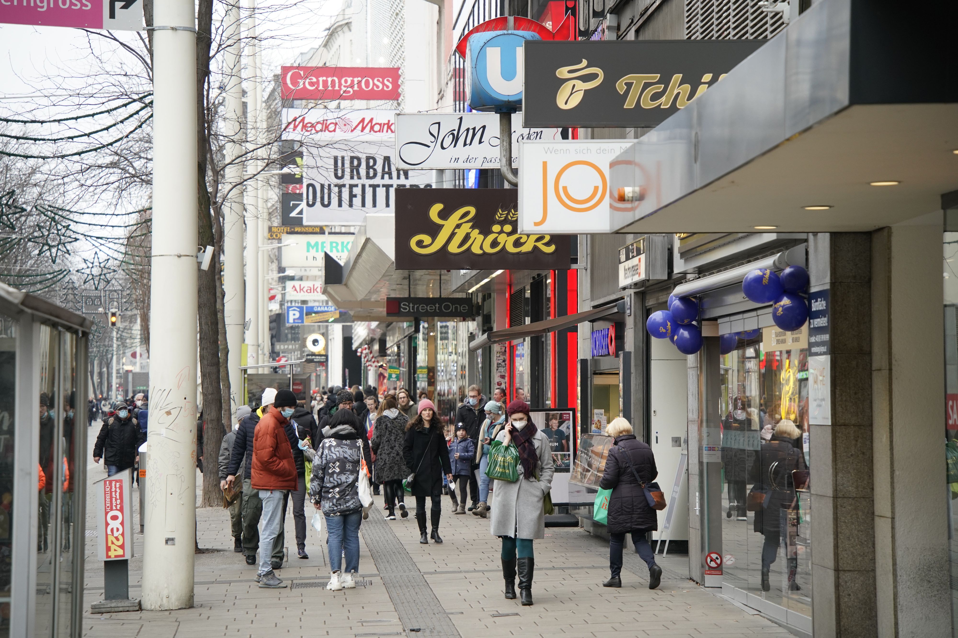 Auf der Mariahilfer Straße (Wien-Mariahilf) sind unzählige Wiener auf Shopping-Tour. 