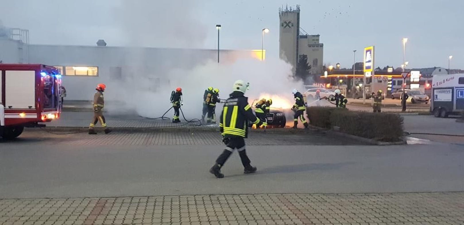 Feuer in Mistelbach: A3 in Flammen