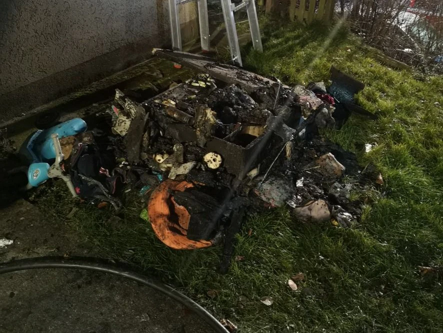 Die verbrannten Gegenstände wurden von der Feuerwehr aus dem Haus gebracht.