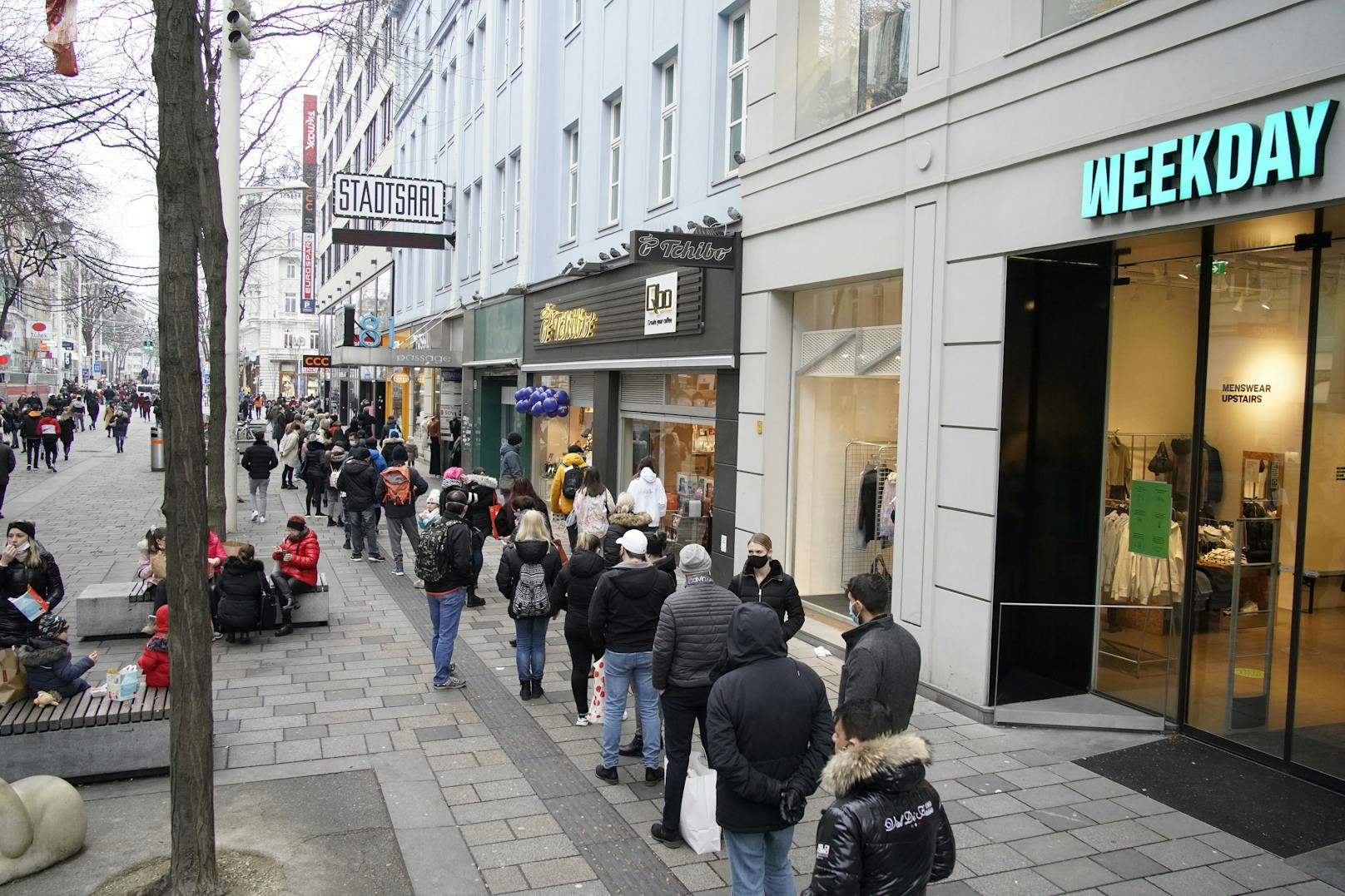 Auf der Mariahilfer Straße (Wien-Mariahilf) sind unzählige Wiener auf Shopping-Tour. 
