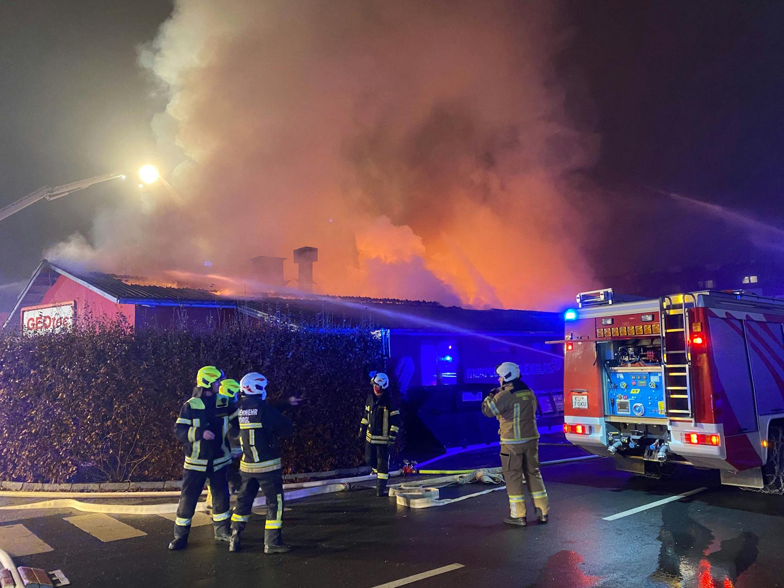 In der Nacht auf Dienstag ist einer Firma in Wörgl ein Feuer ausgebrochen. Die Feuerwehr steht im Großeinsatz, die Brandursache ist noch unklar. 