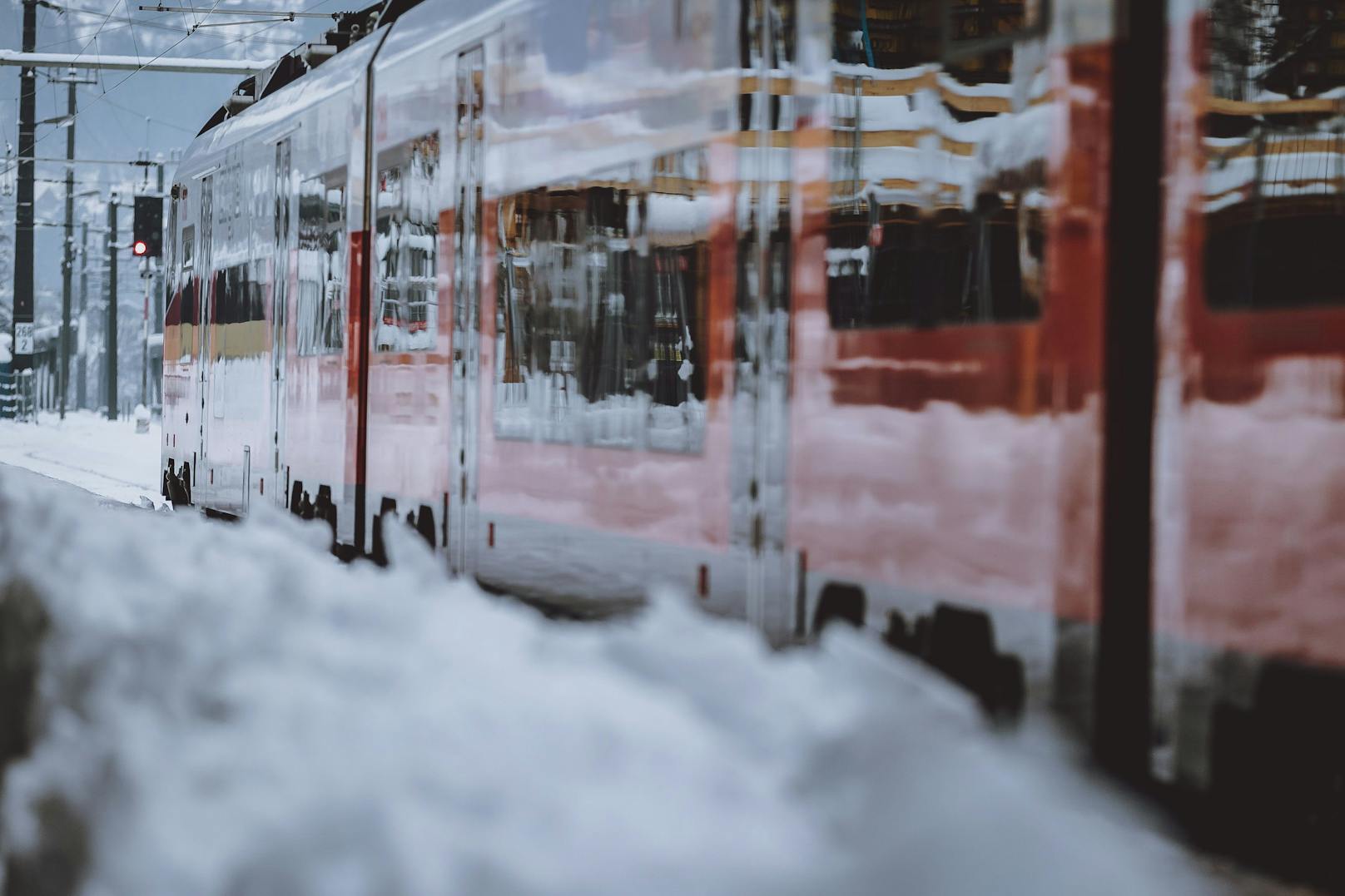 Starker Schneefall in weiten Teilen des Landes haben für mehrere Sperren und Unfälle gesorgt. Auch im Zug-Verkehr kommt es zu Verspätungen.