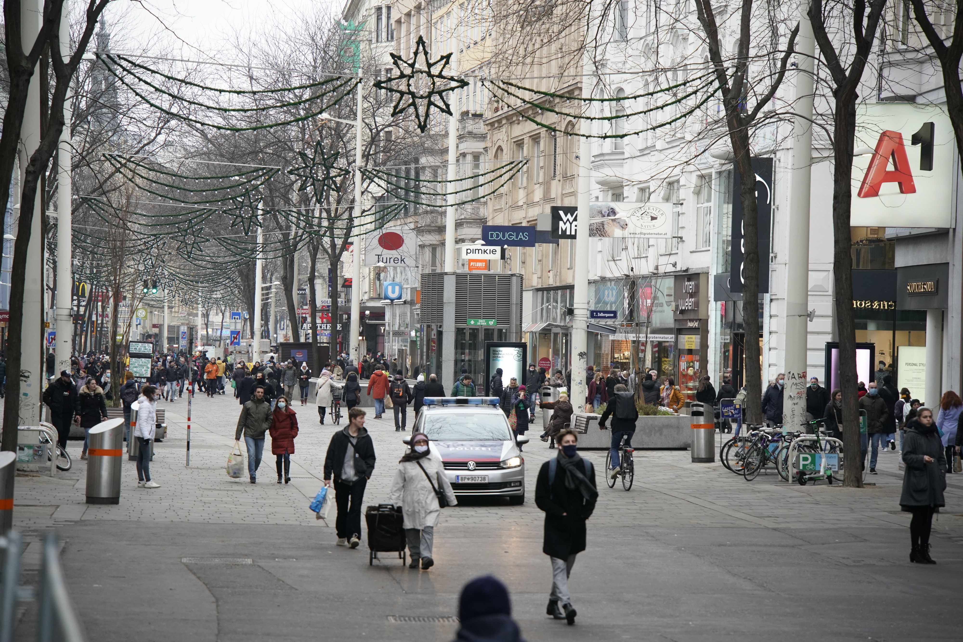 Auf der Mariahilfer Straße (Wien-Mariahilf) gingen die Menschen auf Shopping-Tour. 