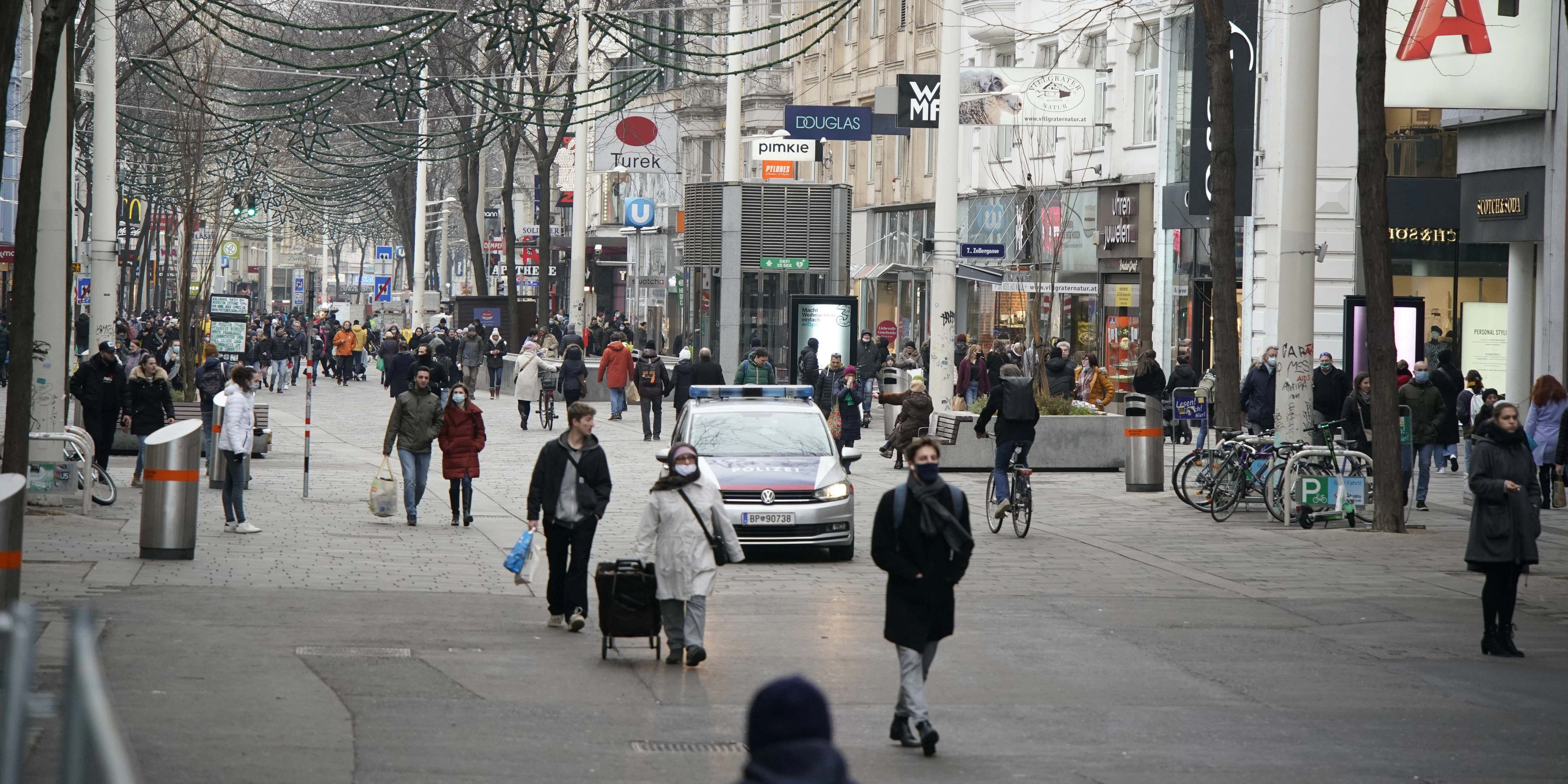Auf der Mariahilfer Straße (Wien-Mariahilf) sind unzählige Wiener auf Shopping-Tour. 