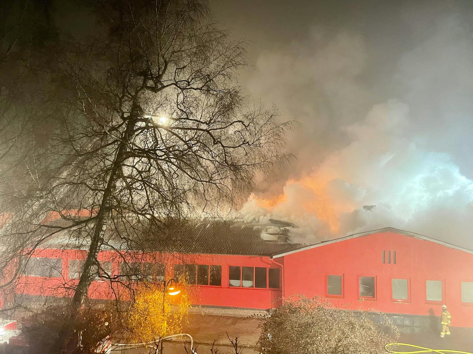 In der Nacht auf Dienstag ist einer Firma in Wörgl ein Feuer ausgebrochen. Die Feuerwehr steht im Großeinsatz, die Brandursache ist noch unklar.