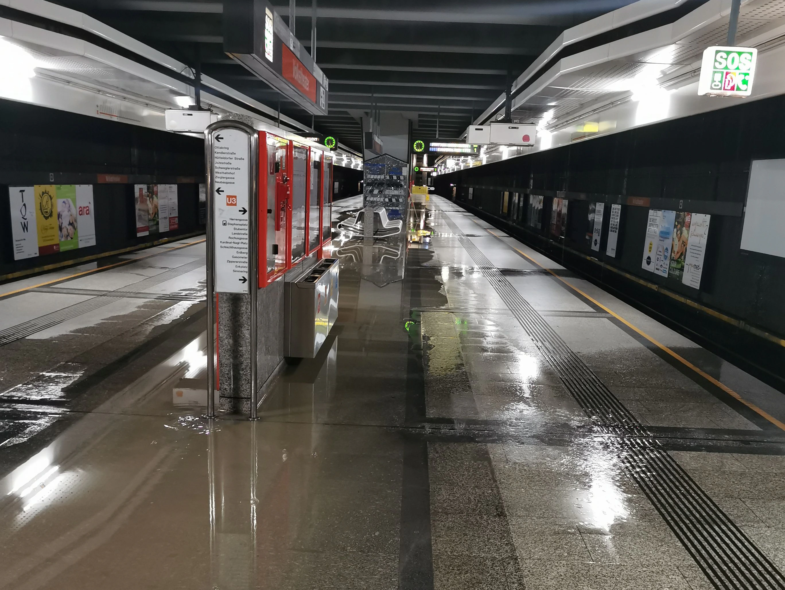 Wasserrohrbruch in der U3-Station Volkstheater