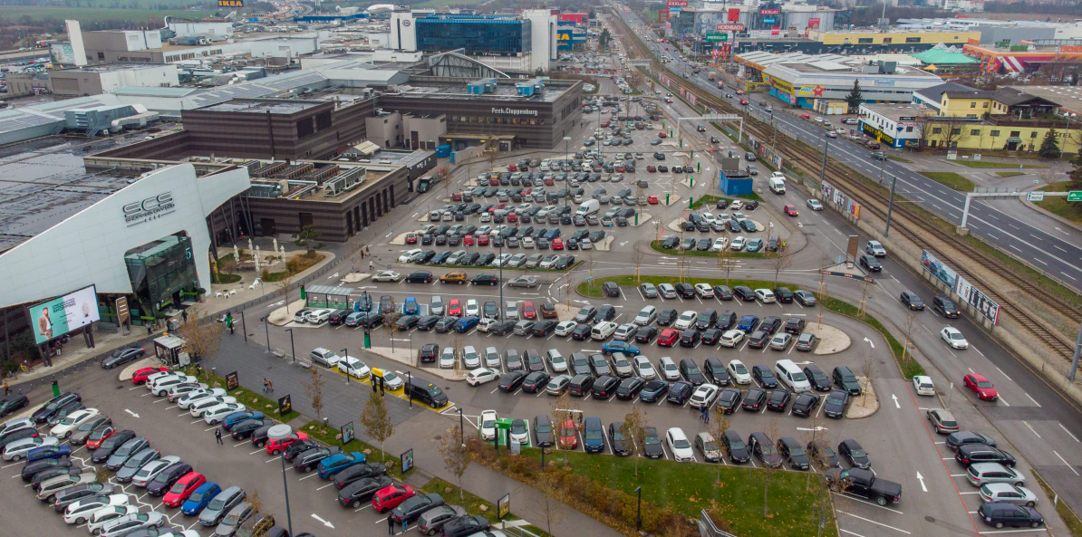 Der Parkplatz bei der SCS.