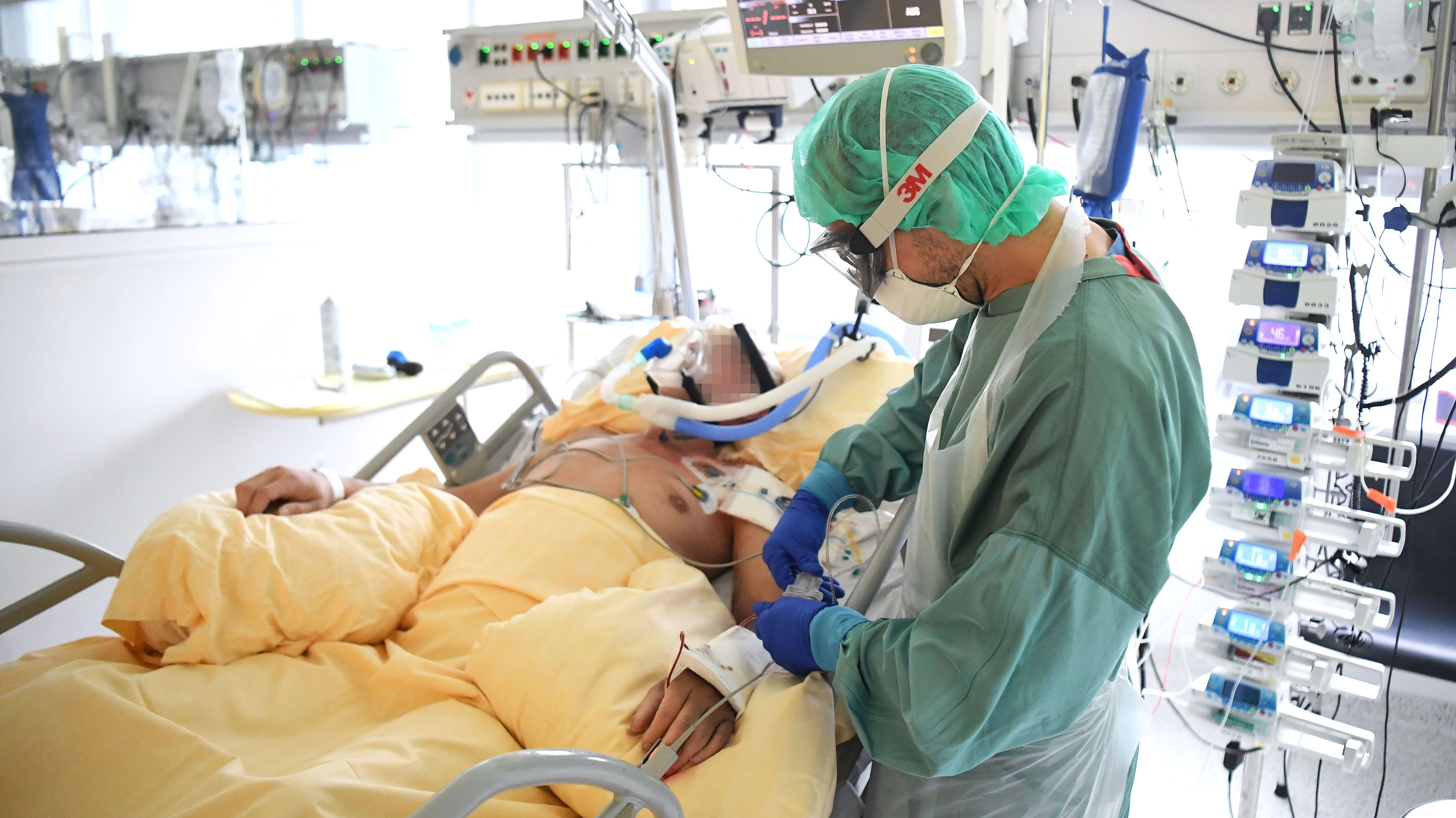 Ein Patient auf der Intensivstation des Universitätsklinikums Tulln aufgenommen am Freitag, 27. November 2020.