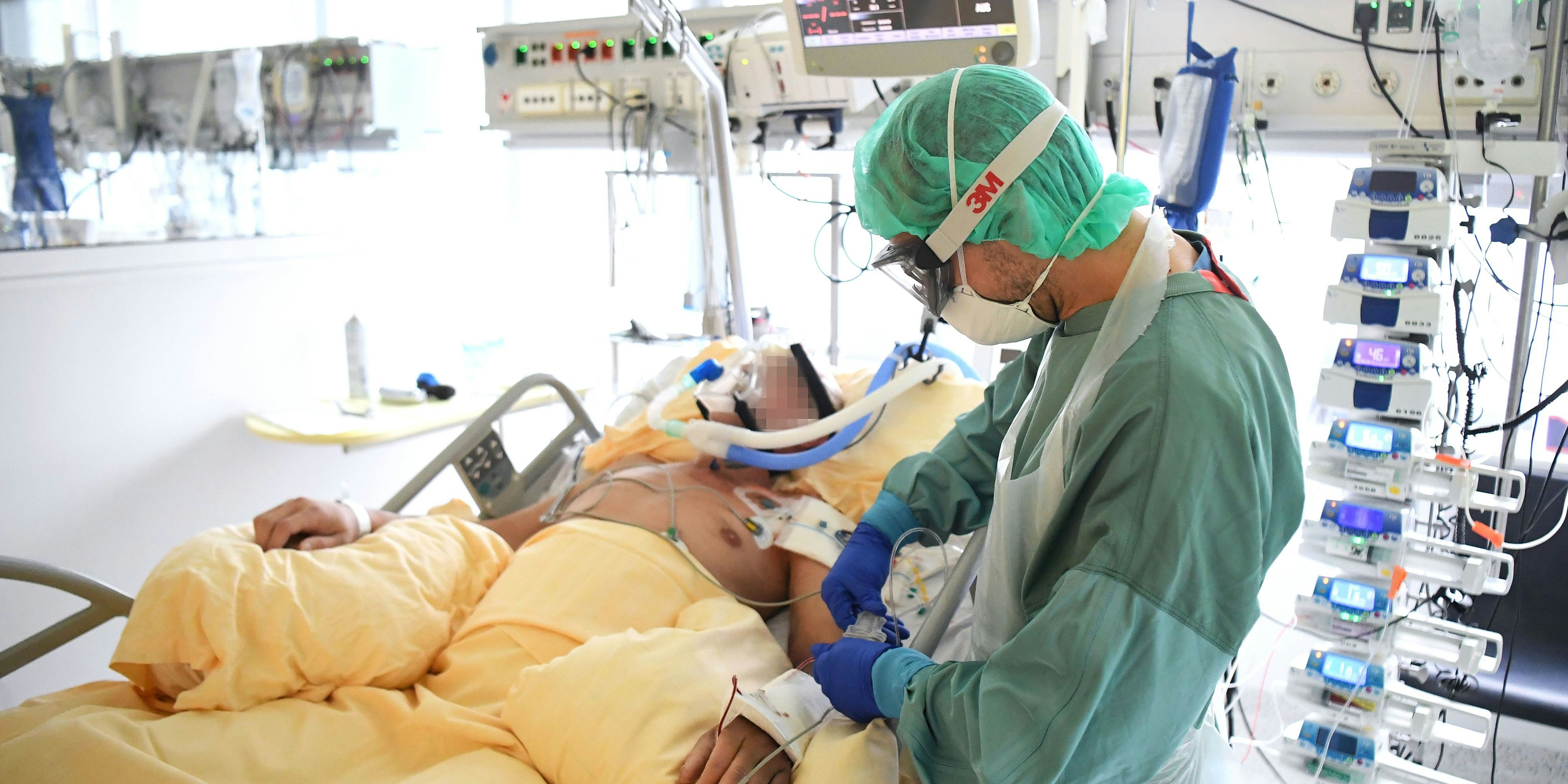Ein Patient auf der Intensivstation des Universitätsklinikums Tulln aufgenommen am Freitag, 27. November 2020.