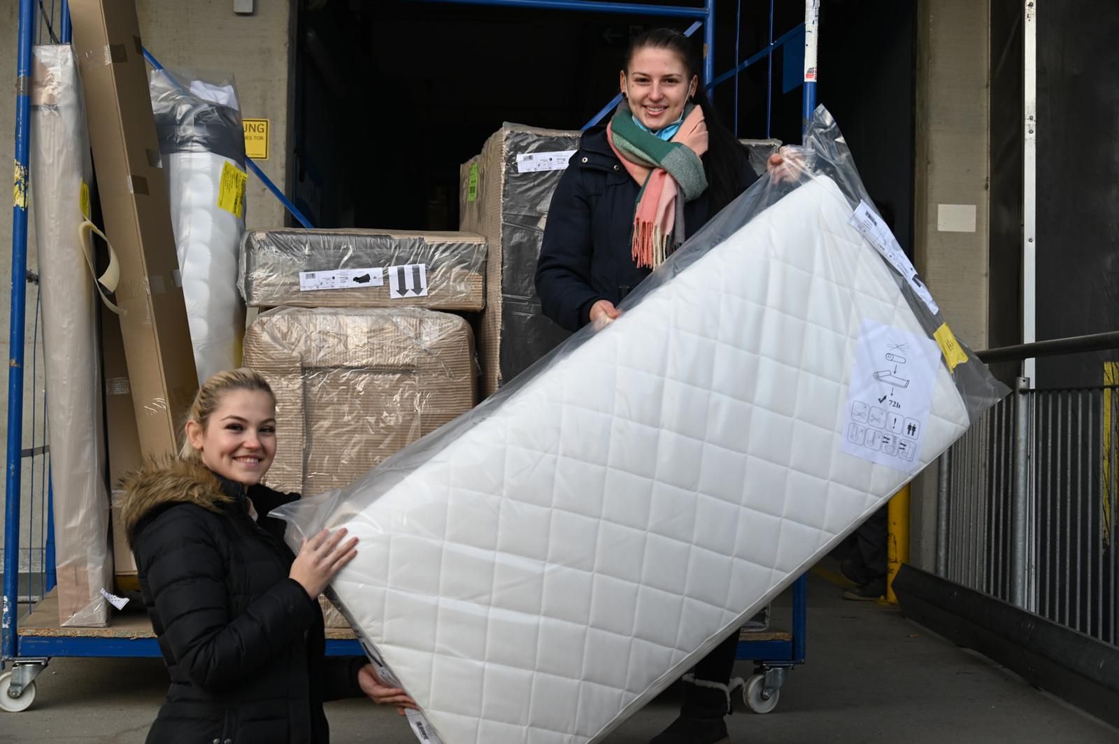 Nina Kapplmüller (rechts), Dienstagfrüh, mit einer Freundin bei der Abholung ihrer Möbel. 