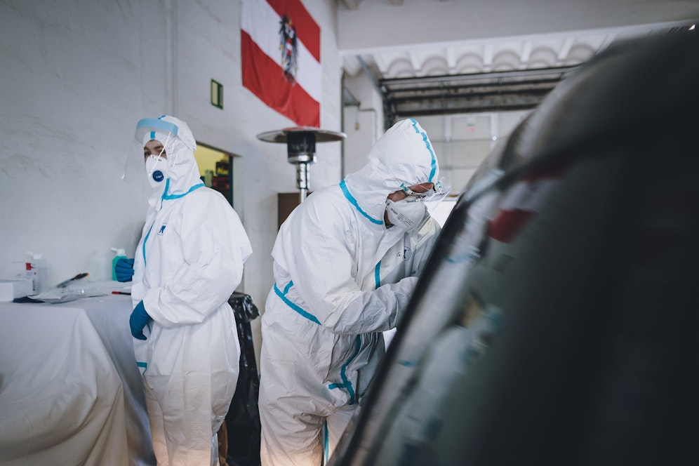 Im Bild: Ein Corona-Test in der Wallner Kaserne in Saalfelden (Sbg.)
