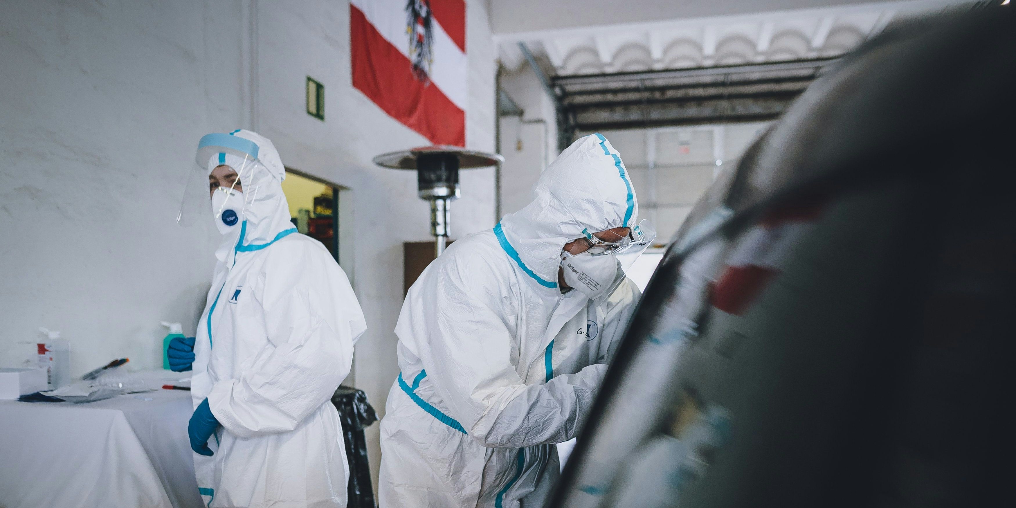 Ein Corona-Test in der Wallner Kaserne in Saalfelden (Sbg.)