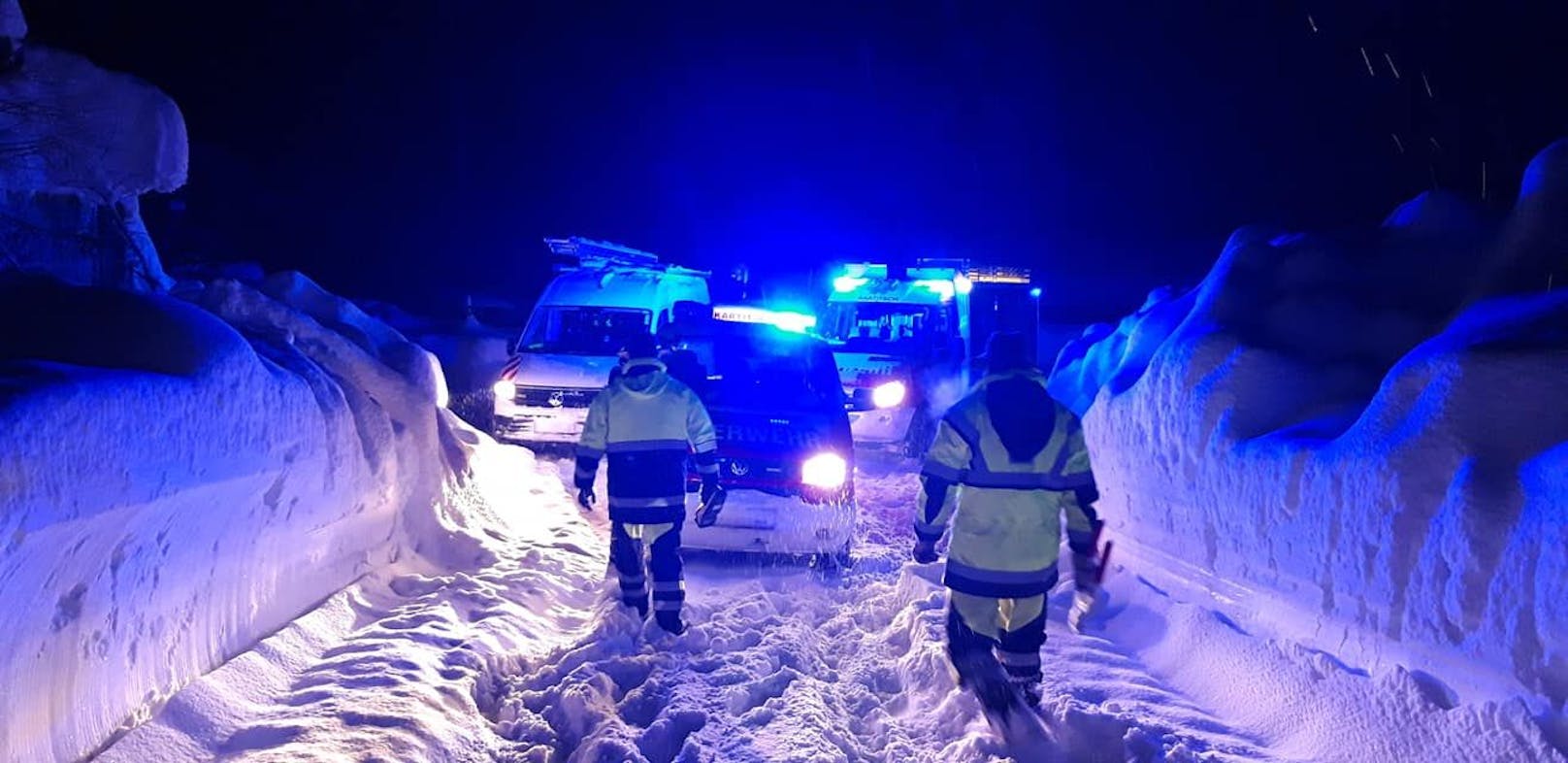 Die Helfer der Freiwilligen Feuerwehr Kartitsch im Schnee-Einsatz (8.12.2020)