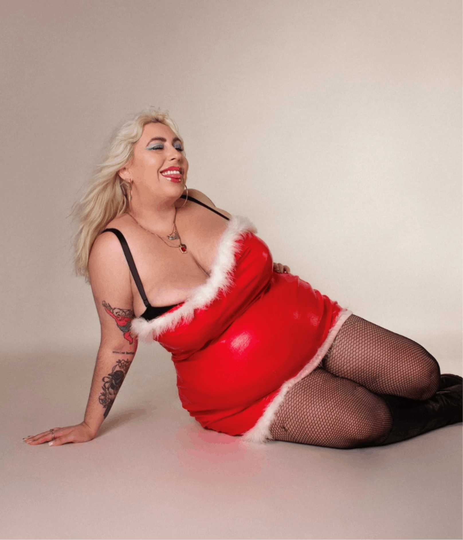 "The Fat Zine"-Gründerin Gina Tonic spielt für das Dezember-Bild mit dem Klischee von sexy Santa.