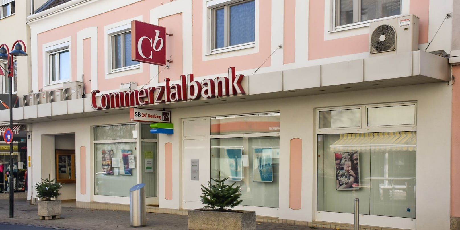 Das Inventar der Cb-Zentrale in Mattersburg, unter anderem mit der Büroausstattung des langjährigen Bankchefs Martin Pucher, wird erst&nbsp;Ende Jänner 2021 versteigert. Derzeit ist die Filiale aufgrund der laufenden Ermittlungen noch nicht zugänglich.