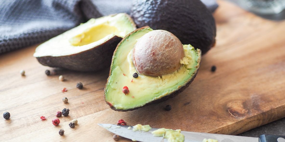 Statt einem Messer sollte man den Kern einer Avocado mit einem Messer lösen.