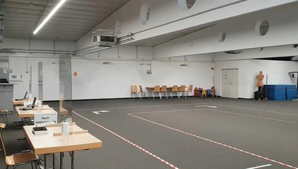 So sieht die Teststraße im Gemeindezentrum Föhrenhain in Gerasdorf aus, Bürgermeister Alexander Vojta zeigte den Ablauf in einem Facebook-Video vor.