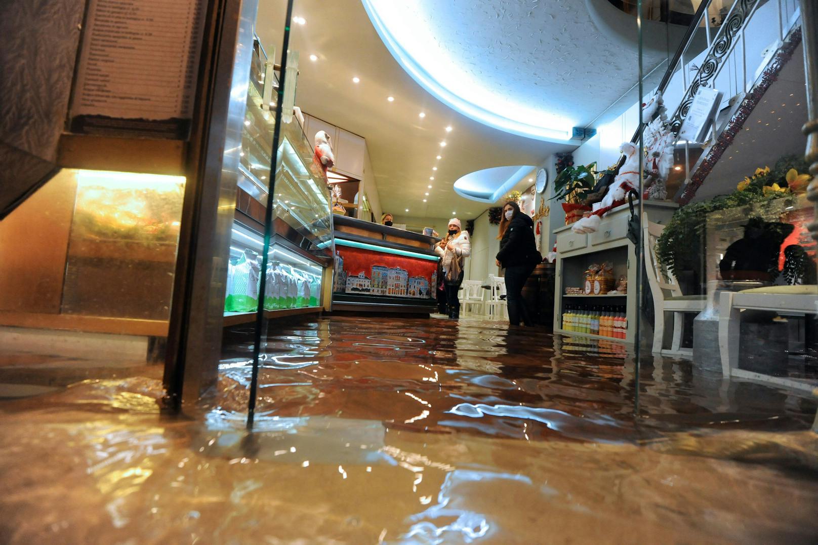 Ein Unwetter hat in Venedig für teils heftige Überschwemmungen gesorgt.