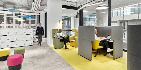 Das Büro der Zukunft? Mit einem Mix aus neuen Technologien und einem flexiblen Raumkonzept gelingt es Bene Wohlfühlatmosphäre, Interaktion und Sicherheit miteinander zu verbinden.