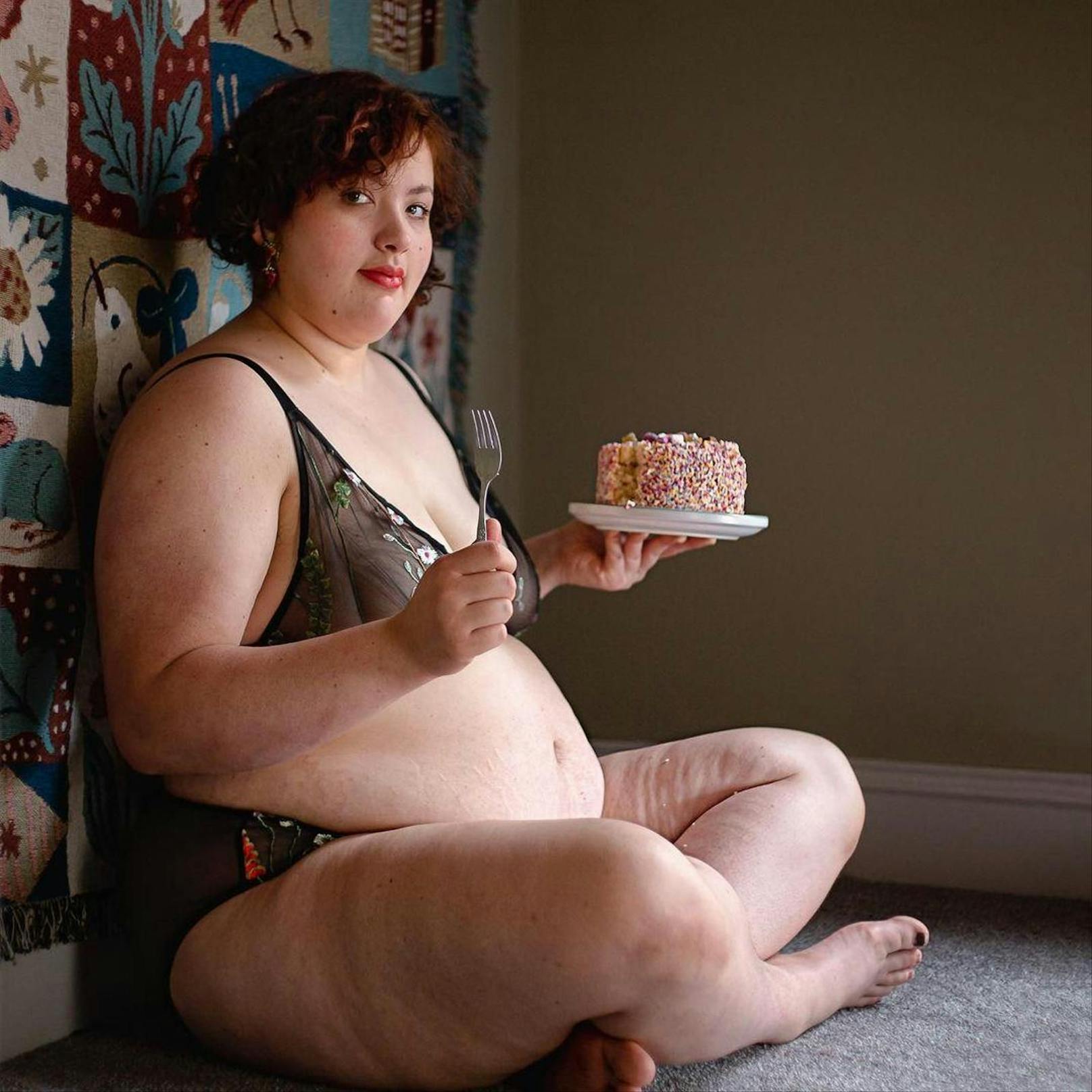 "Ich liebe Fotos von mehrgewichtigen Menschen mit Essen", sagt Marie Southard Ospina zu diesem Kalenderfoto von sich selbst.
