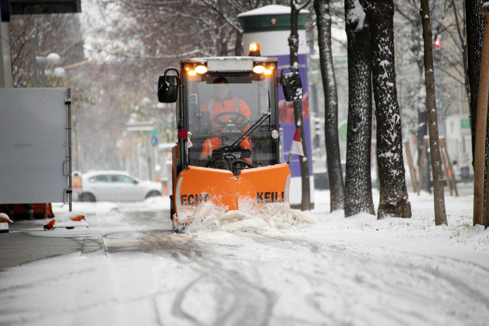 Schneefall und Kälte sorgen in Wien für weiße Straßen: Ein Räumfahrzeug der MA 48 räumt Schnee vom Gehsteig (3.12.2020)