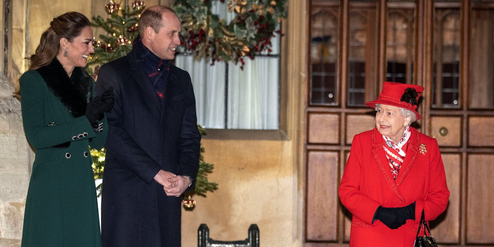 Hier trifft die Queen auf ihren Enkel Prinz William und seine Frau Kate.