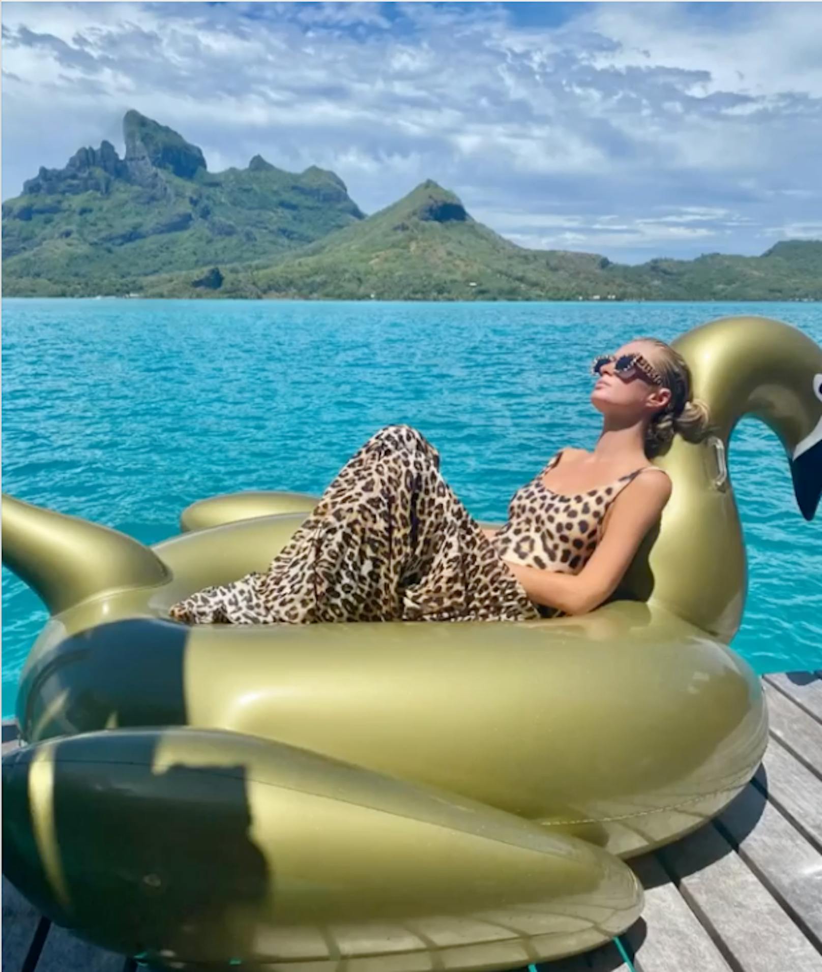 08.12.2020: Luxus-Sternchen <strong>Paris Hilton</strong> lässt keinen Weihnachtsstress aufkommen. Viel lieber entspannt sie sich auf einem goldenen Flamingo auf Bora Bora.<br>