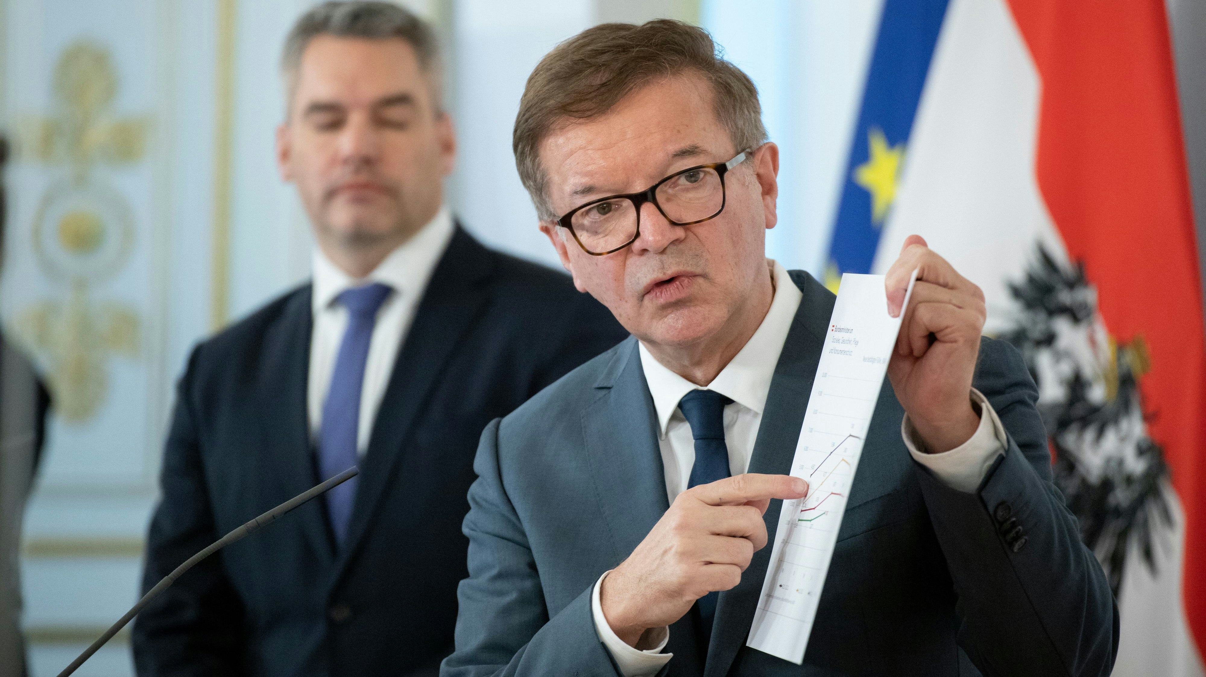 Innenminister Karl Nehammer (ÖVP) und Gesundheitsminister Rudolf Anschober (Grüne) beim Pressefoyer im Anschluss an den Ministerrat, 9.12.2020