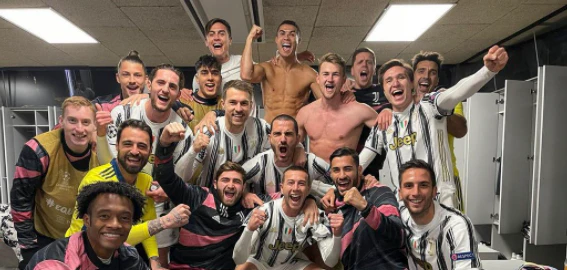 Cristiano Ronaldo und seine Juve-Kollegen jubeln über den Gruppensieg.