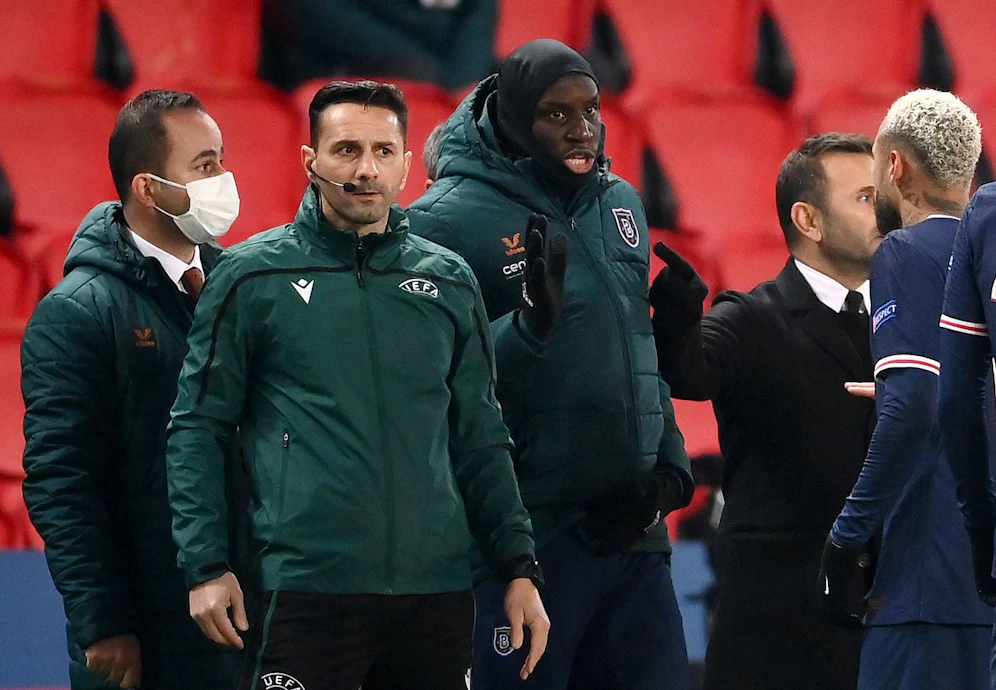Der vierte Offizielle, Sebastian Colţescu, steht in der Kritik. Demba Ba und Neymar Jr. stellten ihn nach seiner Aussage zur Rede.