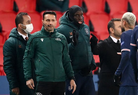 Der vierte Offizielle, Sebastian Colţescu, steht in der Kritik. Demba Ba und Neymar Jr. stellten ihn nach seiner Aussage zur Rede.