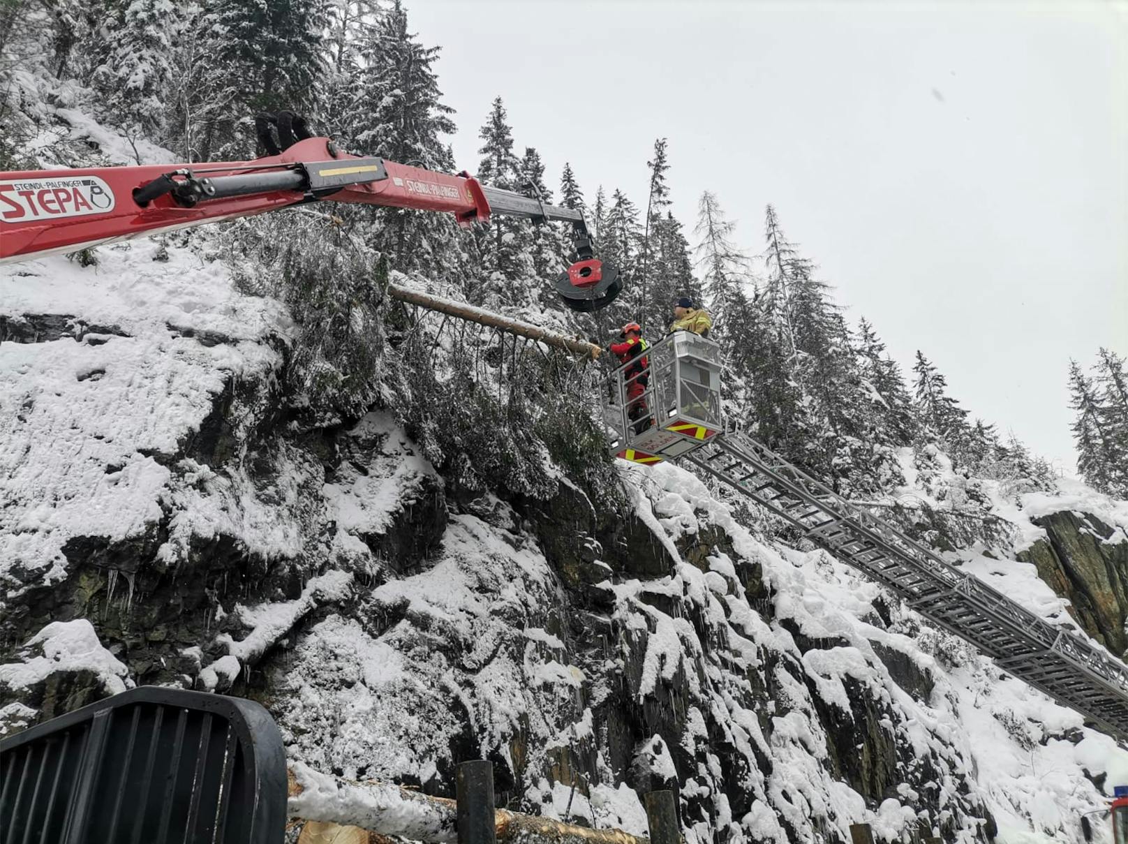Der kräftige Schneefall hält die Einsatzkräfte in Teilen Österreichs ordentlich auf Trab. So drohten etwa im hinteren Ötztal zwischen Aschbach und Sölden mehrere Bäume auf die Ötztalbundesstraße zu stürzen, die B186 musste daher gesperrt werden. 